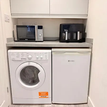 Two Well Presented En-suite Bedrooms For Rent *