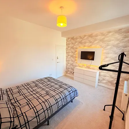 Two Well Presented En-suite Bedrooms For Rent